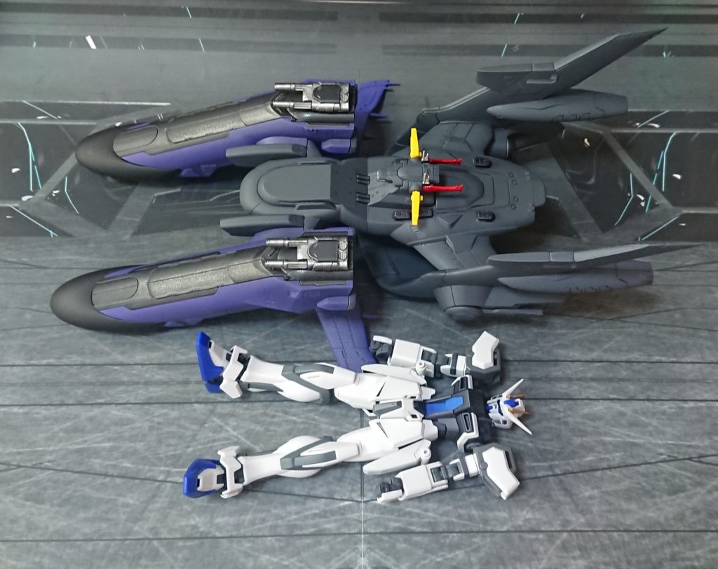 大きさの比較。けっこうボリュームある船体。