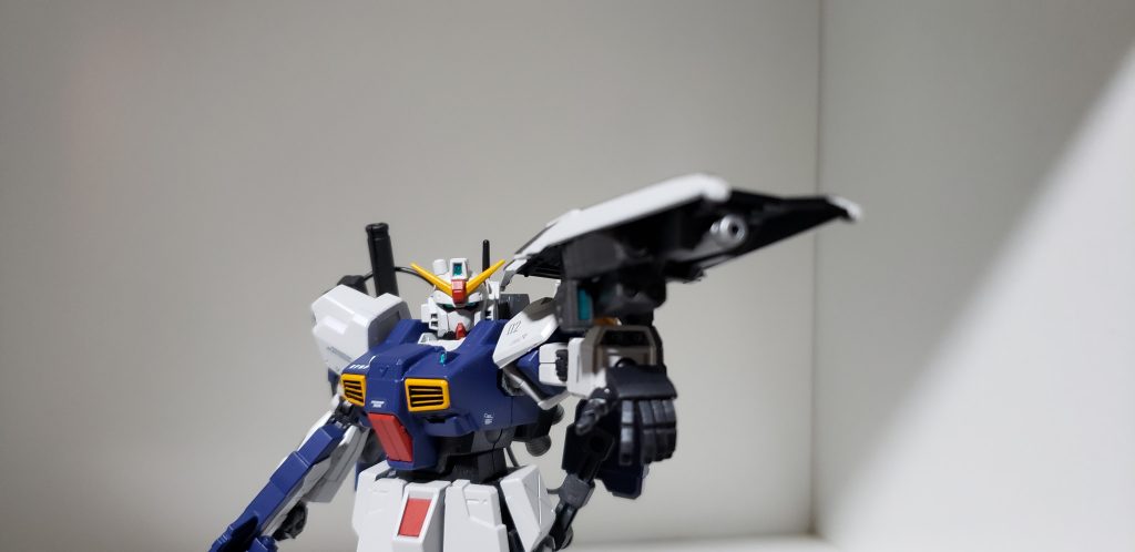 シールド裏に陸ガンの胸部マルチランチャーを参考にしたマルチランチャーを装備