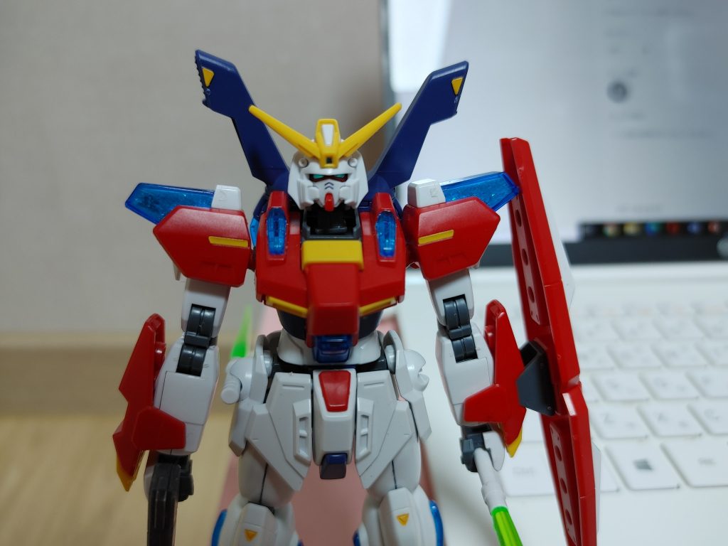 クリアパーツをよく見るとグリッターで満たされていることがわかります。肩を含め、胸や腹部、足にも追加しました。