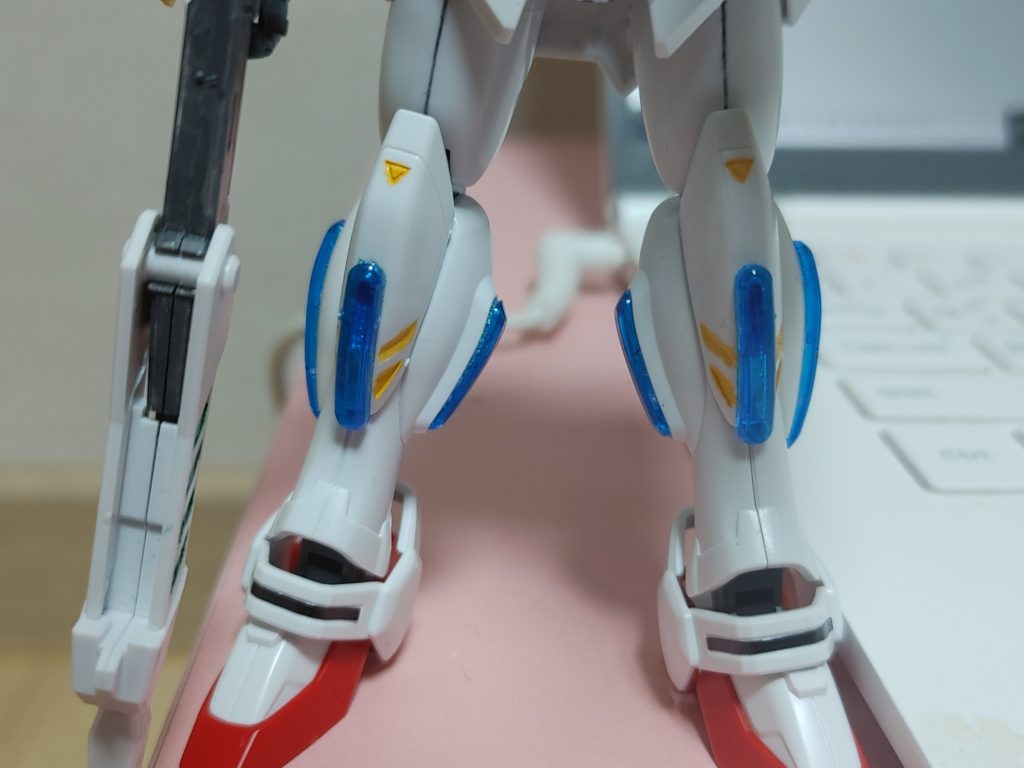 足はよく見えないんですが少しだけ煌めいているのがわかります。白いモールドはガンダムマーカーで塗装しました。また、スミ入れもしています。