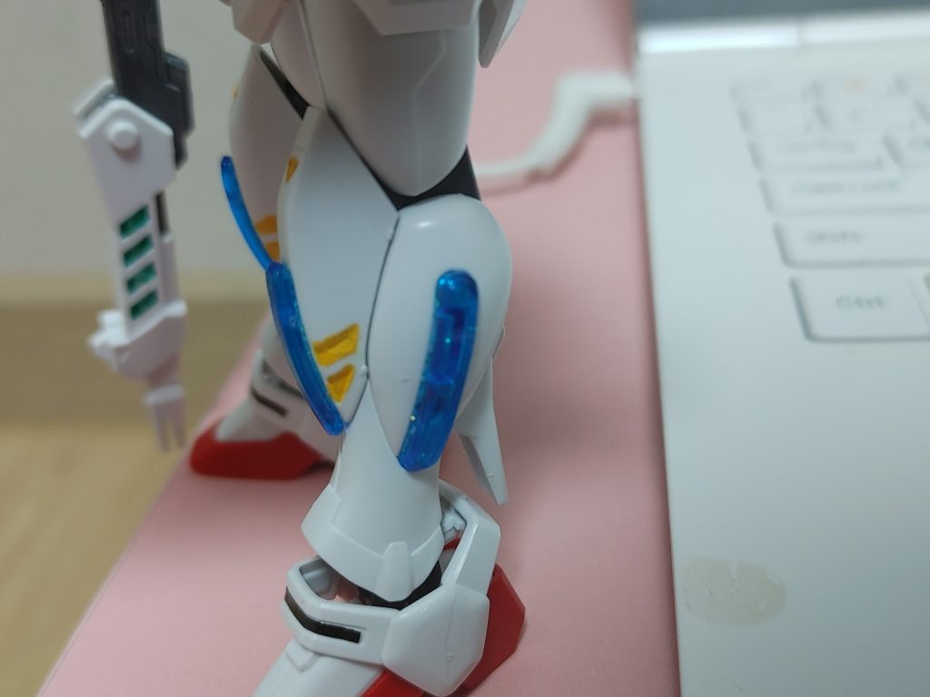 隣のクリアパーツもグリッターで満たしました。