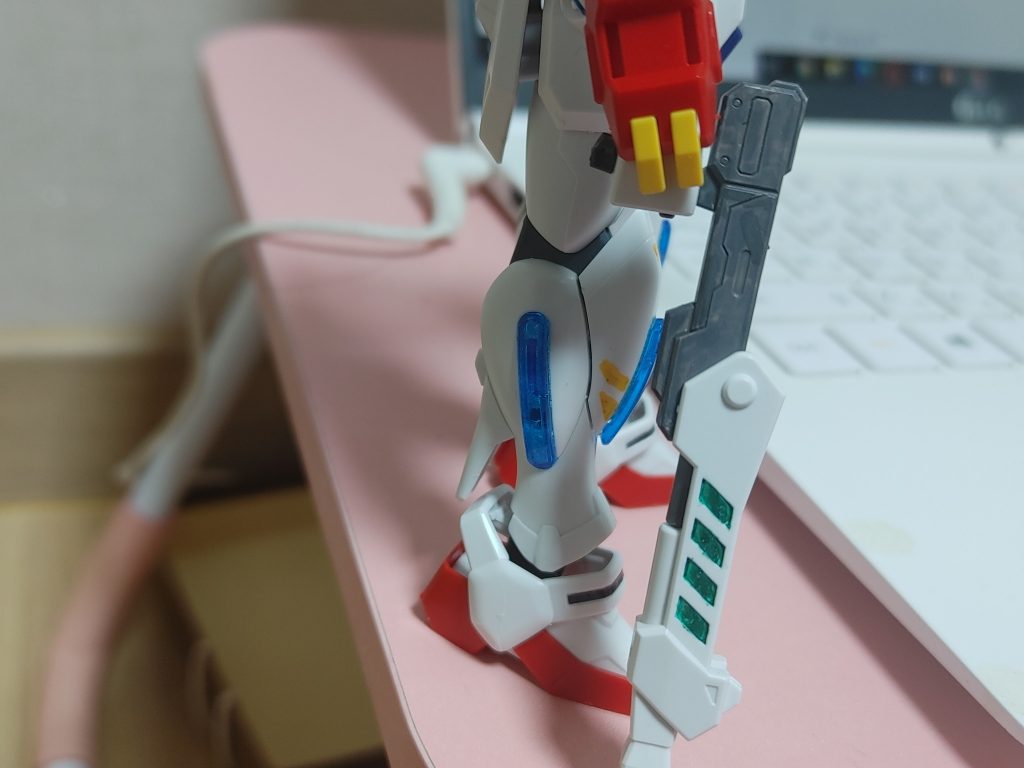 反対側も同様です。銃は原作と同じく灰色で中を塗装し、表の四つのモールドは両方全部、ガンダムマーカーメタグリーンで塗装しました。