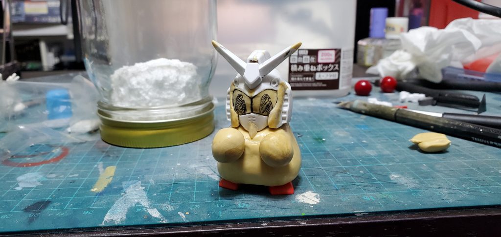 おおまかな形になった所。サンタ服と丸い手はパテです。