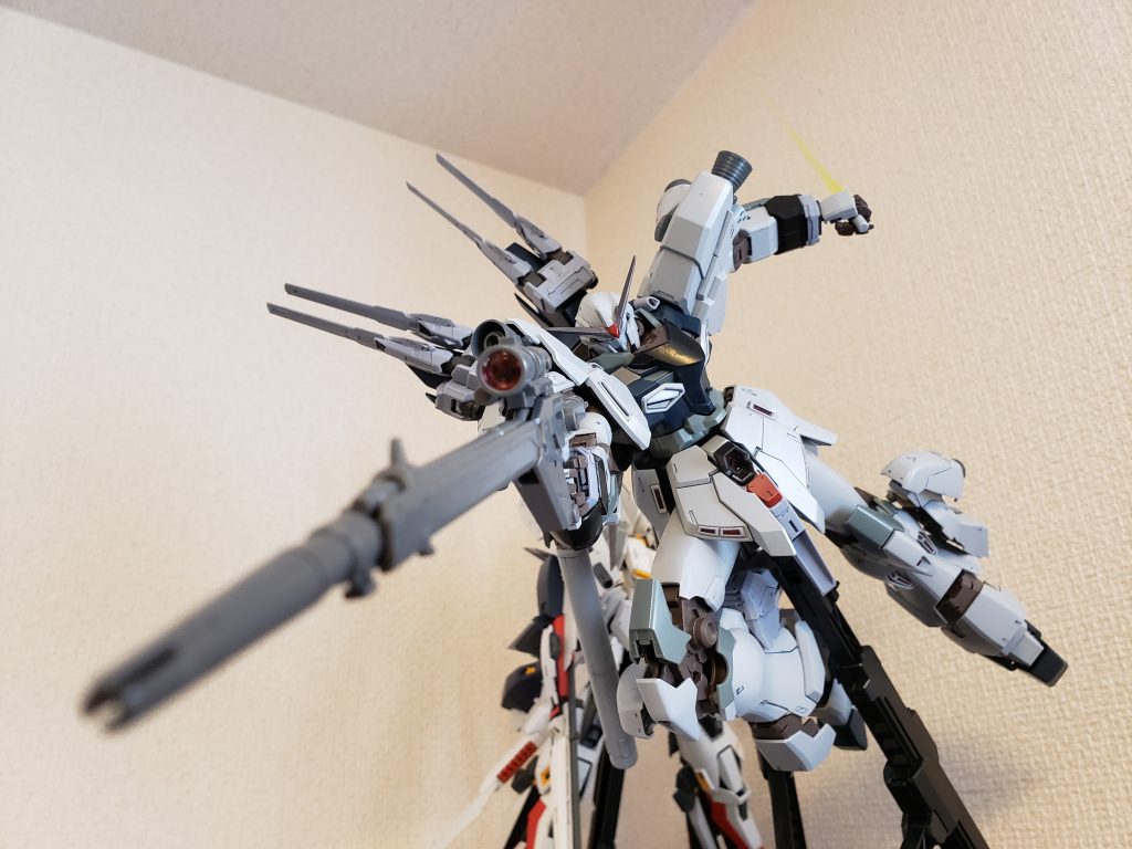 シナンジュのビームライフルとサーベルそして、シナンジュスタインと来ればコロニーの中やビームの軌道先に味方機体や白旗を掲げてるやつでも容赦なく撃っちゃうんだなーこれが!!が発動、もはやこれはシナンジュスタインの性です