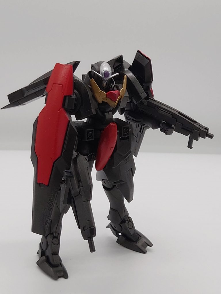 この角度から見るとわかりやすいですがフロントスカートを片方紛失しました。ちなみに頭部のクリアーパーツも紛失しましたが、そちらはUVレジンで自作しました。