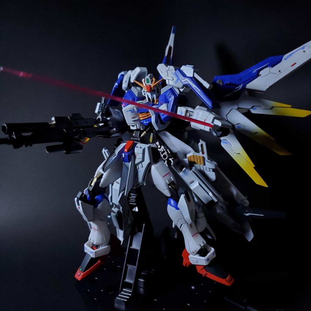 背中にウィング プロペラントタンク腰、脚にスラスターを装備一撃離脱戦法に特化したモビルスーツです