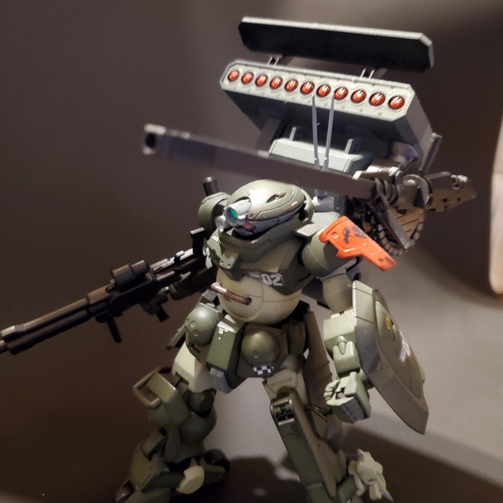 装備は ヘヴィマシンガン 11連ミサイルポッドフォールディングガン 肩に煙幕弾と銃弾兵器中心 