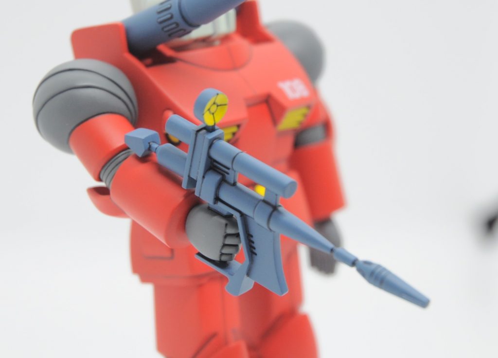 右手首一体型のビームライフル地味に手首部分をマスキングして塗り分けるのがちょっと面倒くさい部分スコープ部分はタミヤエナメルフラットホワイトを下塗りしたのち、水性ホビーカラーのイエローで筆塗りはみ出しを拭き取りで対応するのが楽なやーつ