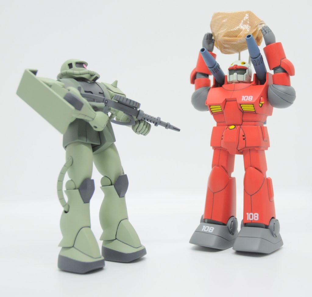 メモリアルアクション(違)岩は丸めたガムテープで代用右手だけはライフル一体型手首と平手を交換できるのですが、プラの柔軟性に頼った構造の割に穴が狭いため、事前に削って調整しておかないと交換どころか普通に手首を差し込むだけで割れそうで怖いです