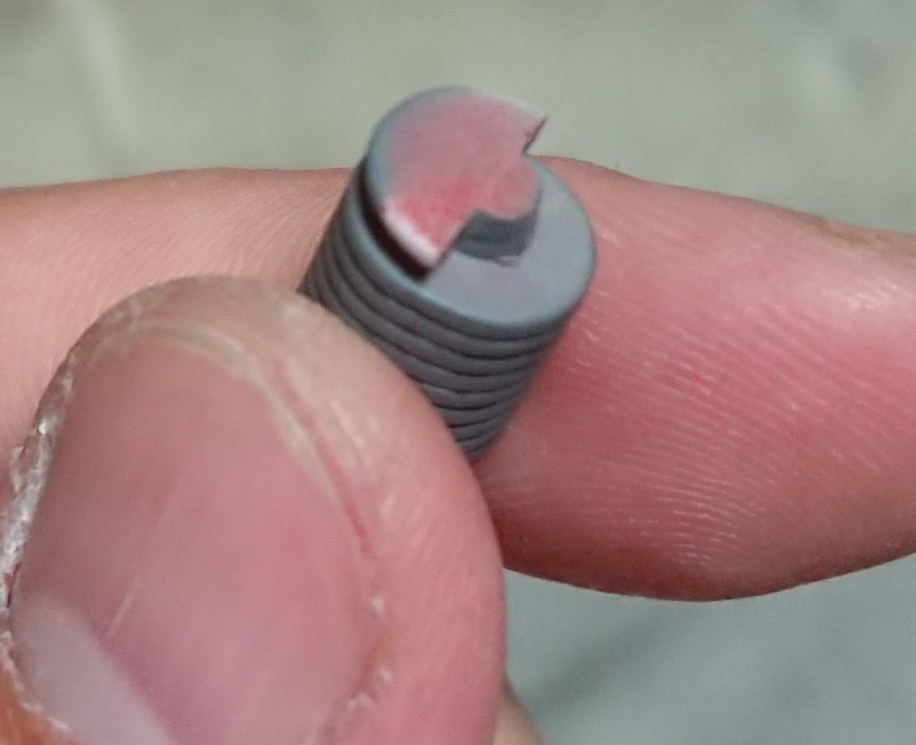 ガンキャノンはザクのように、普段肘は外を向いているが、ライフル持つときは肘が後ろを向くMSです。なので、腕間接を普通に「はめてからひねる」式後ハメだと、すっぽ抜けるポーズの制約が大きくなります。そこでネット上で拝見した、半分だけ削りとる方式をとりました。