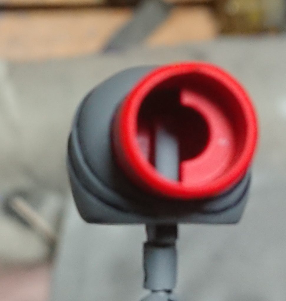 受側はこう分かりにくいですが、はめる時には肘アーマーが内側に来る(胴体の真横に肘アーマーが来る、普通はあり得ない不自然なポーズ)角度でのみ入るようになっています。そしてそれ以外のポーズでは引っ掛かって抜けないとはめてからひねる式後ハメも色々あるのだなと勉強になった方法でした