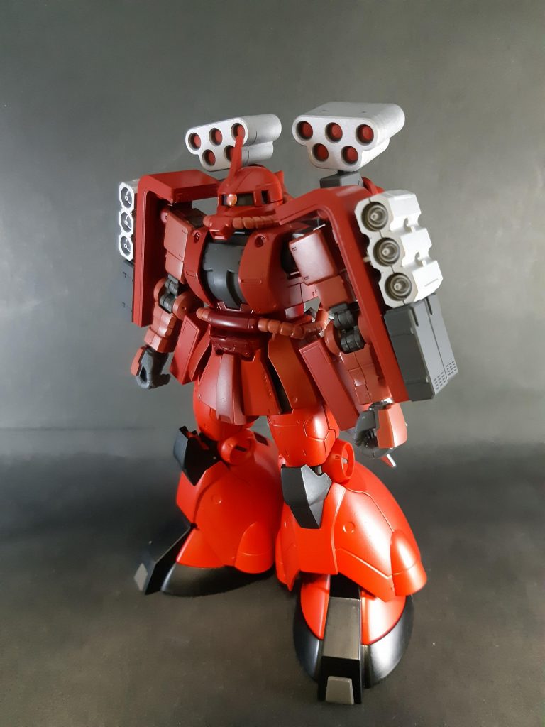 主にガンダムカラーのサザビーレッドとブラックグレーで塗装しています。一部キットの色を残して、赤系の色数を増やしてみました。