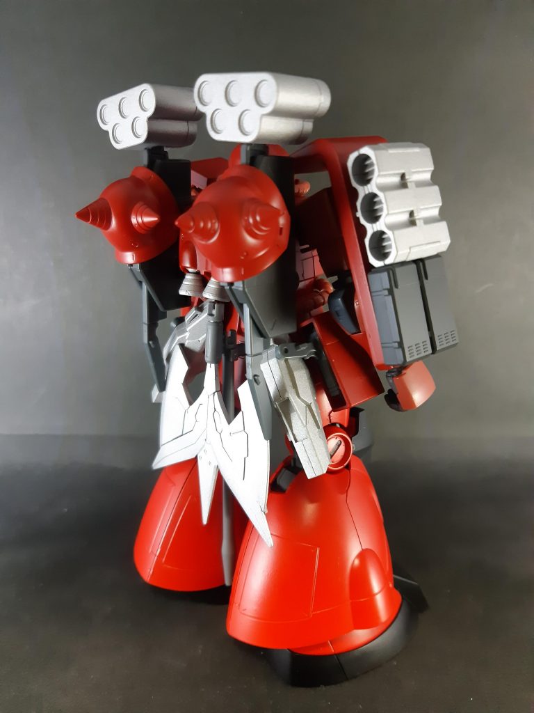 バリスティックザクとザクアメイジングの武器を色々つけています。肩のパーツ(トップ画像の左手のアレ)はリアクティブアーマーを改造した機雷で、クラッカーの様に投げつけたり、トラップに使用したりできます。ネオジム磁石でマウントしてます。