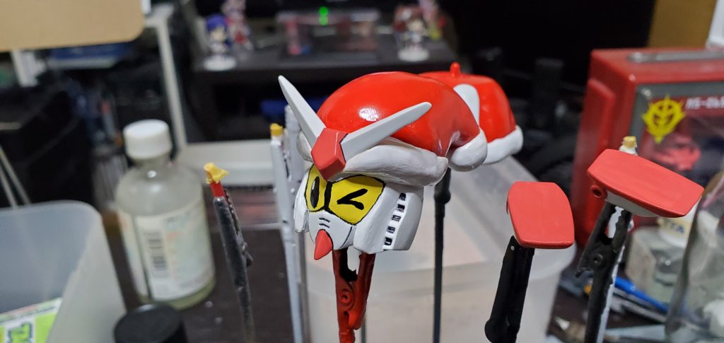 塗装中。瞳が入るとSDガンダムだなーって感じになりますね。