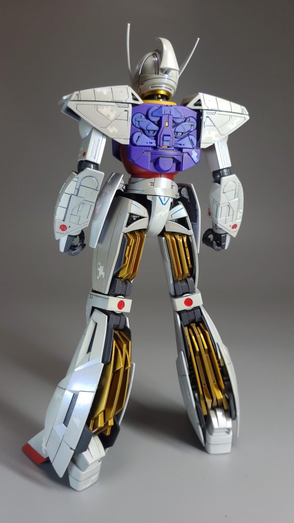 脚部スラスターベーンはゴールドの上からクリアレッドを吹いて赤金って感じで安っぽくないゴールドにしました。胴体のブルーも2色に分けており情報量をアップさせています。