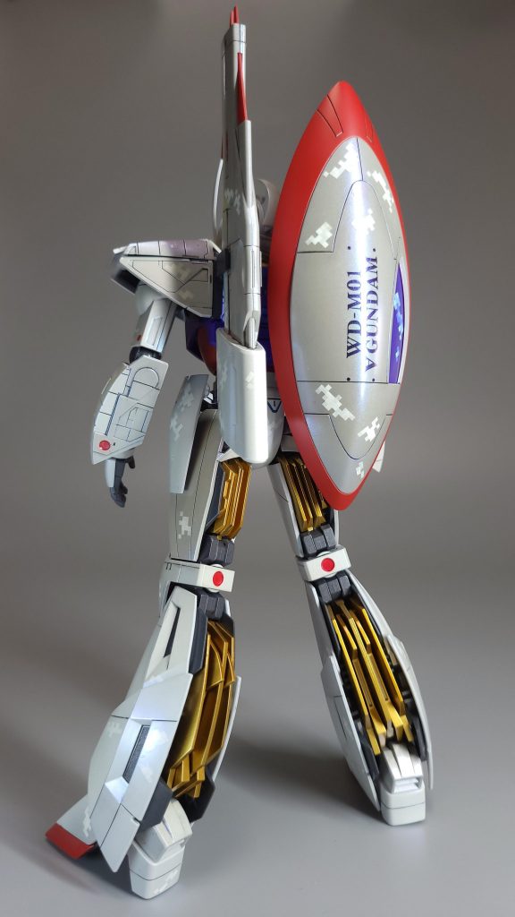 ビームライフル、シールドは背部にマウントできます。