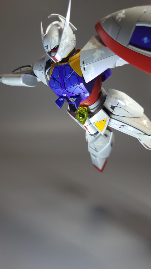 胴体下部が展開し「やったぜフラン!」も再現できます。ターンXのキャラバスを破壊する程の武装でしたが…