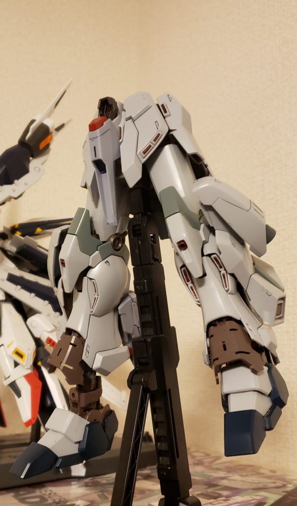 右足が改造後、左足が改造前約2cmくらいの差があります両脚のバーニアはHGサイサリスのやつを追加