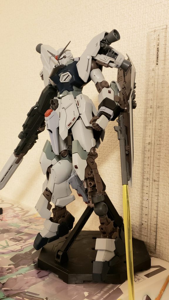 シナンジュスタインの足首のピンを切り飛ばして、MGジェガンの足首を無理やり接着(大型化の1番の原因)足の装甲パーツをひとつズラしてくっつけてます