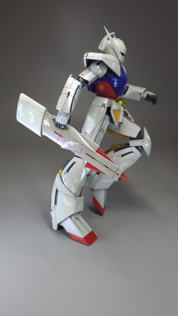 シド・ミード氏の画集風のポーズ以上、MG ∀ガンダムでした。数年前のキットですが造形やパーツ分割が神がかっていて近年のキットと比べても見劣りしません。フレームは主にABSパーツが使用されており塗装のしにくさこそありますがぜひ機会があれば作って頂きたいキットだと思いました。最後まで見て頂き、ありがとうございました!