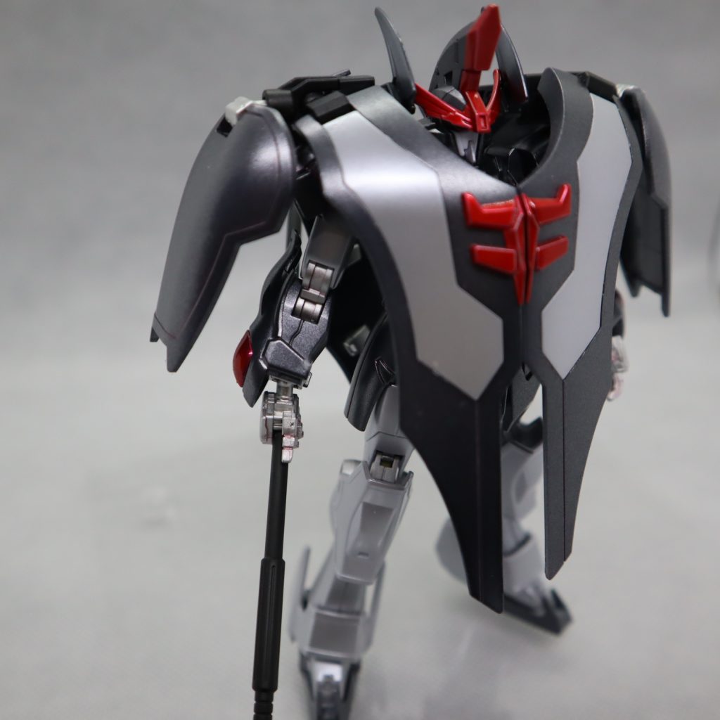 金色部分はシルバー塗装後にクリアレッドです。黒はGXメタルブラック本体はMrクリスタルカラーのムーンストーンパールです。パール塗装初体験でしたので上手くいくか緊張します。