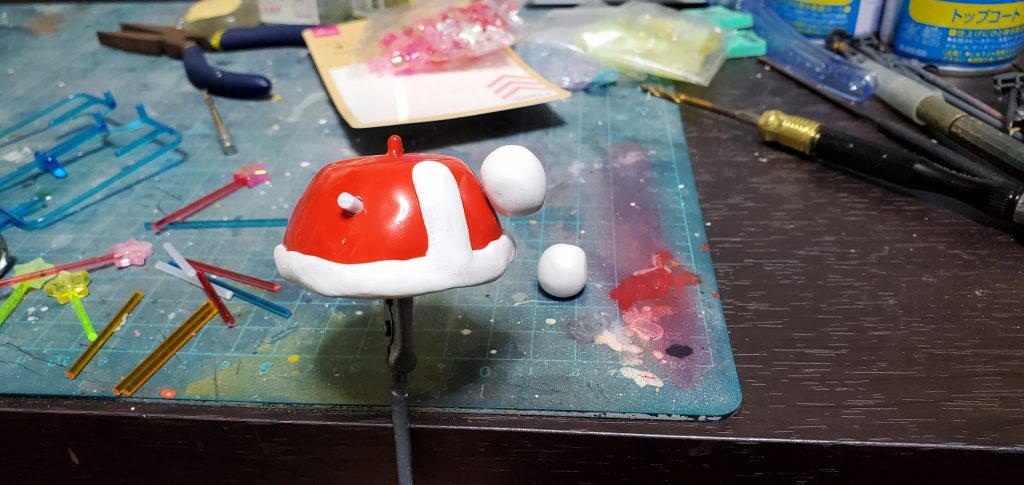 サンタ服も塗装。