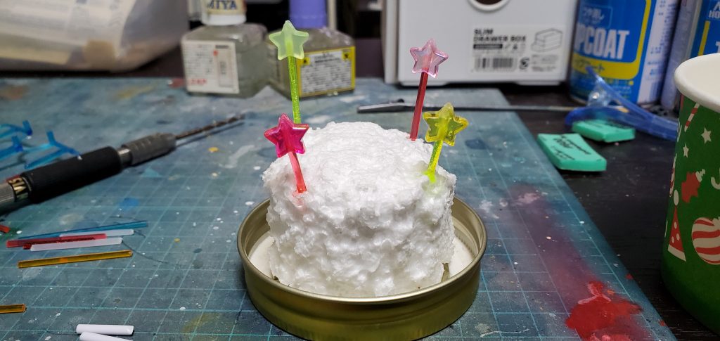 足元の台座は発泡スチロールをビンの口に入るサイズにして表面を少し炙って溶かして固めたあたと、蓋に貼り付けています。