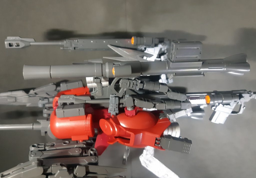 サブアームで武器を持ち、マガジンを交換しながら攻撃。