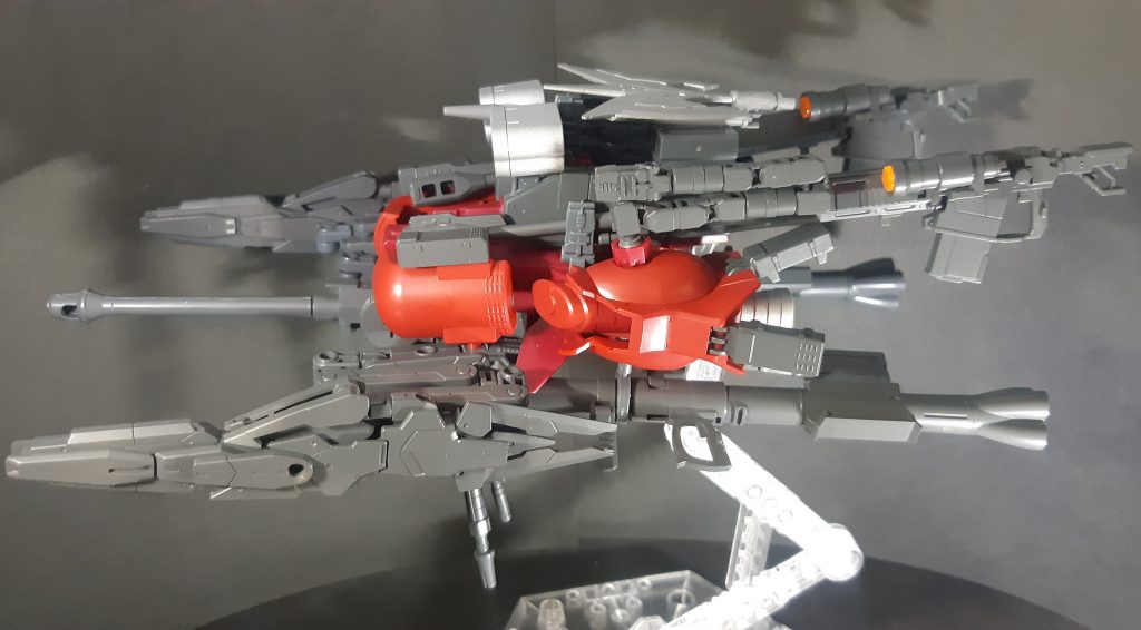 上部にトマホークと対艦ライフル、下部にザクマシンガンとザクバズーカ、左右にバリスティックウェポンズのバズーカをマウントしてます。