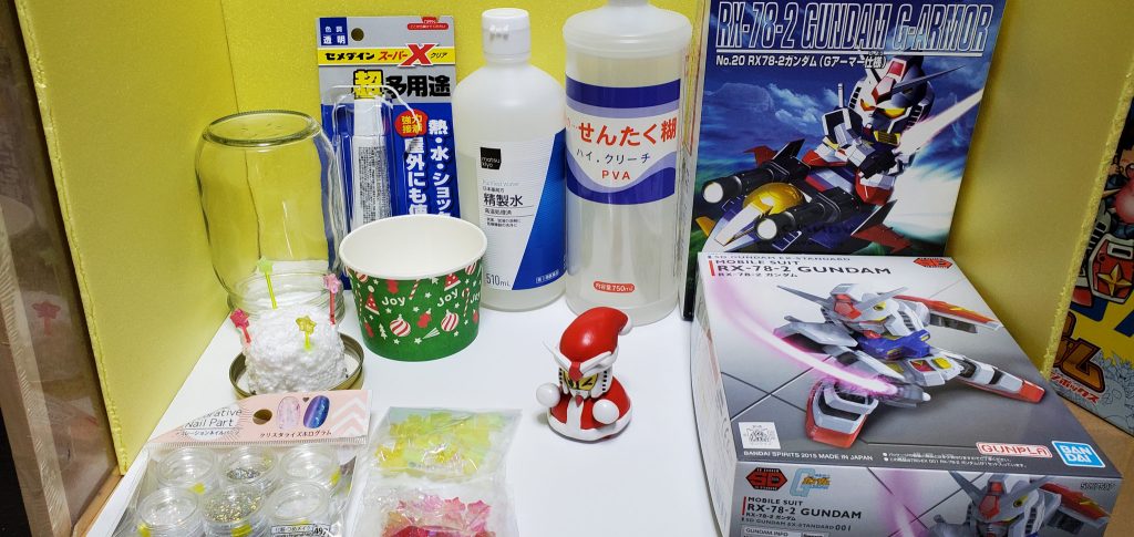 使った道具。・精製水とせんたく糊は8:2くらいの割合でまぜています。・ビン、ラメ、飾りの星、発泡スチロールは100均で買いました。・発泡スチロール＋水のため、接着には耐水性のセメダイン スーパーXを使用しています。スノードーム製作の参考にしたサイトはこちらです。https://kurashinista.jp/articles/detail/27514