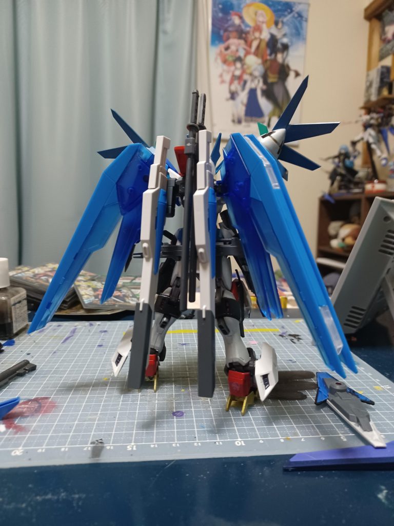 後ろ側になります贅沢にガンダムベース限定のフリーダムを使ってますねwコードギアスのランスロットアルビオンのエナジーウィングみたいにしたくていい羽ないかなぁーって探していたら目に付いたわけですねw