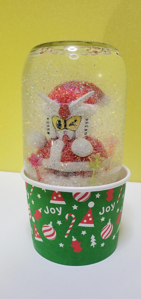 ラメの量がやや多すぎて、振ると最初は猛吹雪に…。