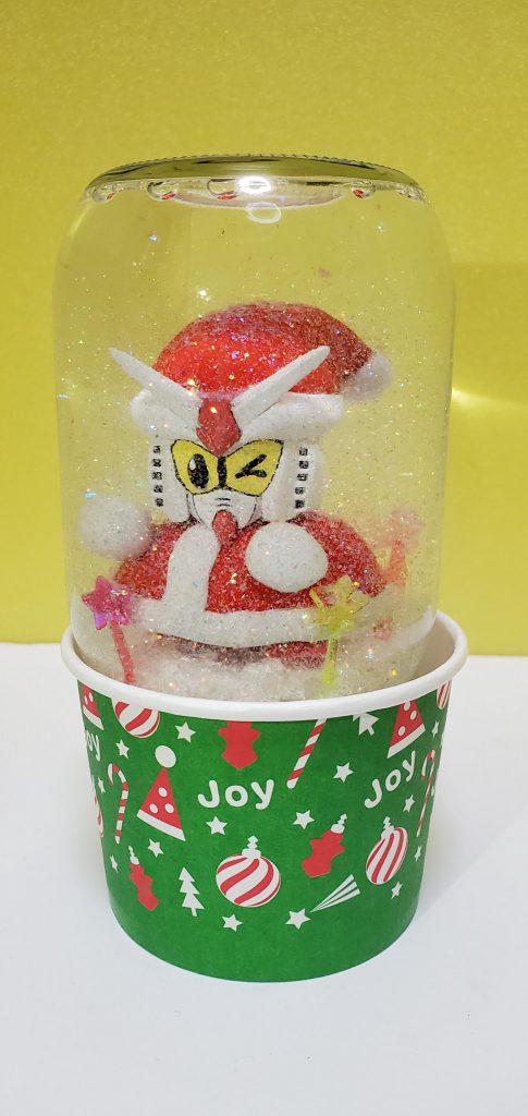 SDガンダムフルカラー劇場のガンダムをイメージして顔を作り直し、サンタの格好をしてもらってスノードームを作りました。