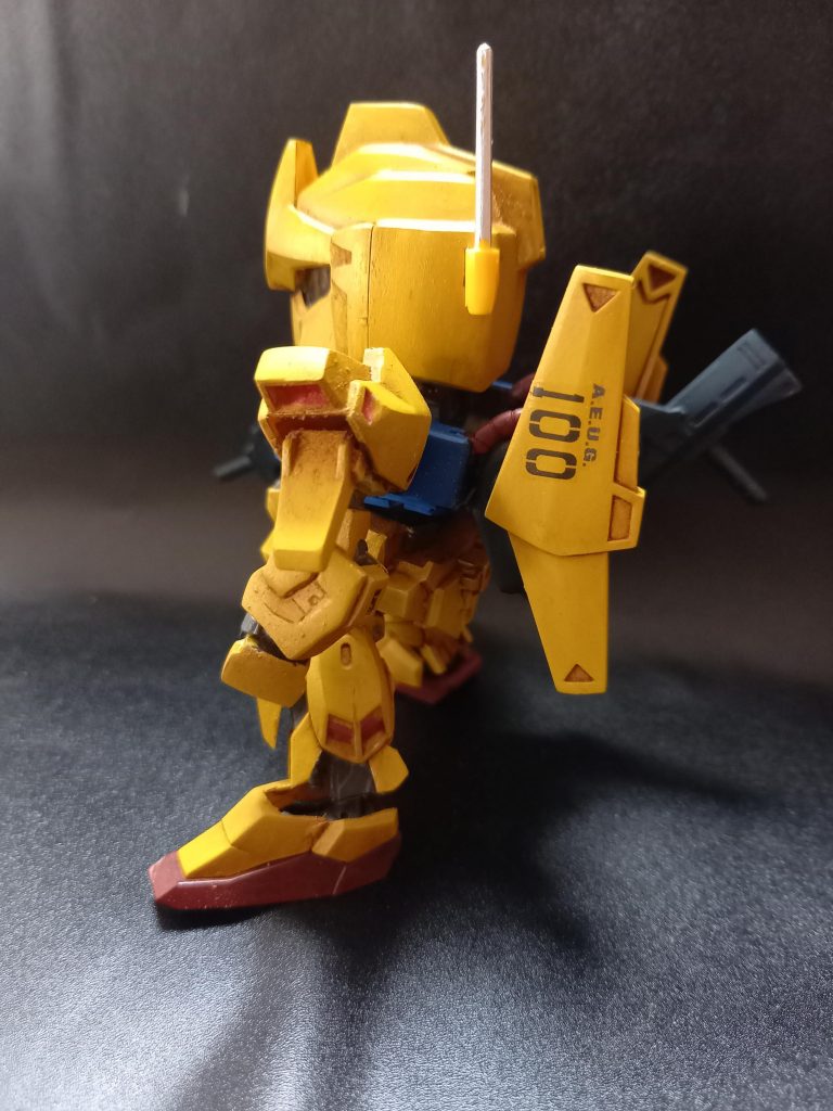 ガンダムマーカーシャイニングシルバーで下塗り後にファレホのゴールド　イエローの混色筆塗り