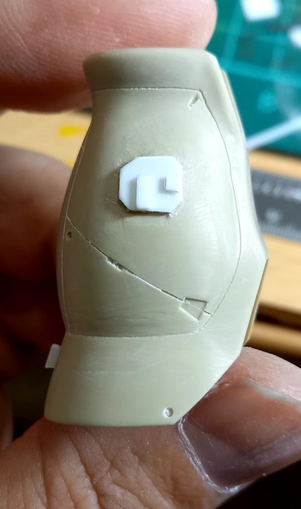 スジボリやプラ板貼ってディテール増やしました