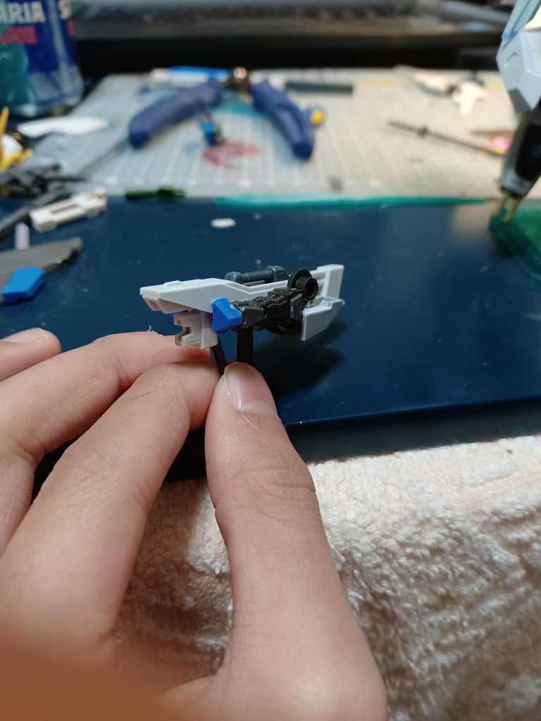デスティニーガンダムのライフルを元にしてガンダムヘリオスのビームサーベルを銃身にしています あとは適当なパーツをペタペタしてディテールアップをしました