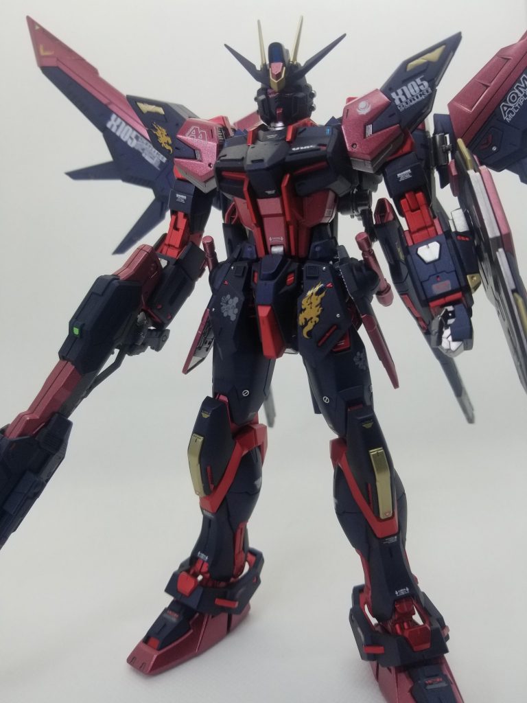 塗料は黒をプリズムブルーブラック、ボディの赤はGXメタルブラッディレッド、フレームの赤はGXメタルレッドの上からガイアのクリアーレッドを。これがまるでサザビーのスペシャルコーティング並のレッド？！…ちと言い過ぎですが(笑)いい感じのメタリックレッドになってくれました。今回、トップコートは吹いてません。と言うのもプリズムブルーブラックの青味をあまり出したくなかったので…。