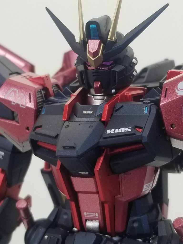 設定はフレームの赤・ボディの赤・ボディの黒と３色メインなんですが、私はここへゴールドの差し色をプラスしてみました。あ、アンテナのマスキングリタッチ忘れてる(笑)