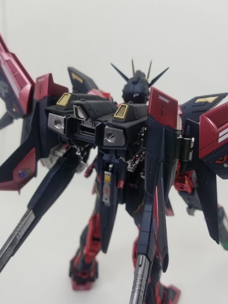 背面。ここも一部ゴールドで。大型キャノン砲身は大好きなガンダムマーカーのヘビーガンメタ。でもこの色、アルコール系なんであまりベタベタ触ると塗膜が落ちていくのが残念…。