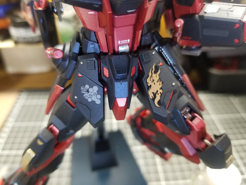 今回も定番のプラ板チップ、メタルボール、ハイキューパーツなどで少々ディテールアップ。スジ掘りは…してないな(笑)あと自分なりのアレンジでアクセントに炎柄のデカールを貼ってみました。