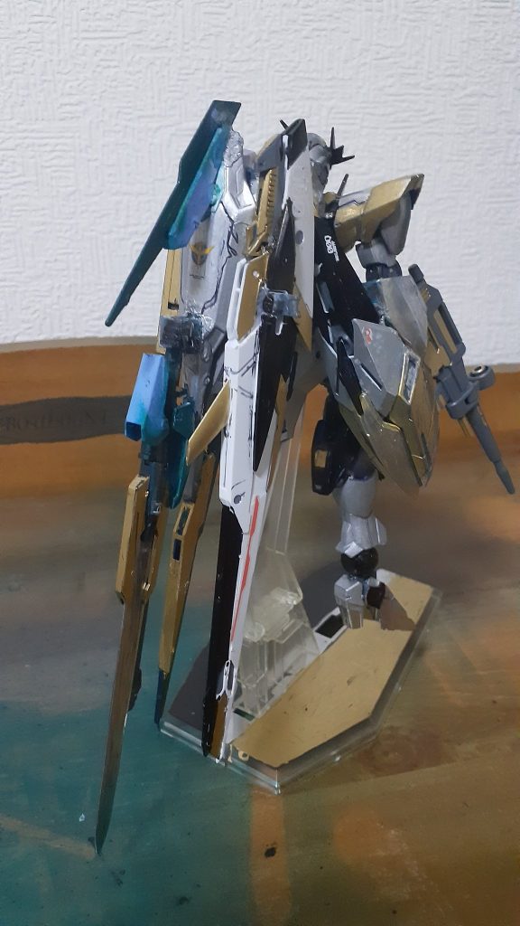 後ろ姿 バインダーに武装等を装備させた。GNビットが使えなくなった代わりに、本体と分離し、バインダー丸々大型GNファンネルとして使えるようにした。メイン武装をGNソードⅣと交換する事で、本来の武器で戦う事が可能。