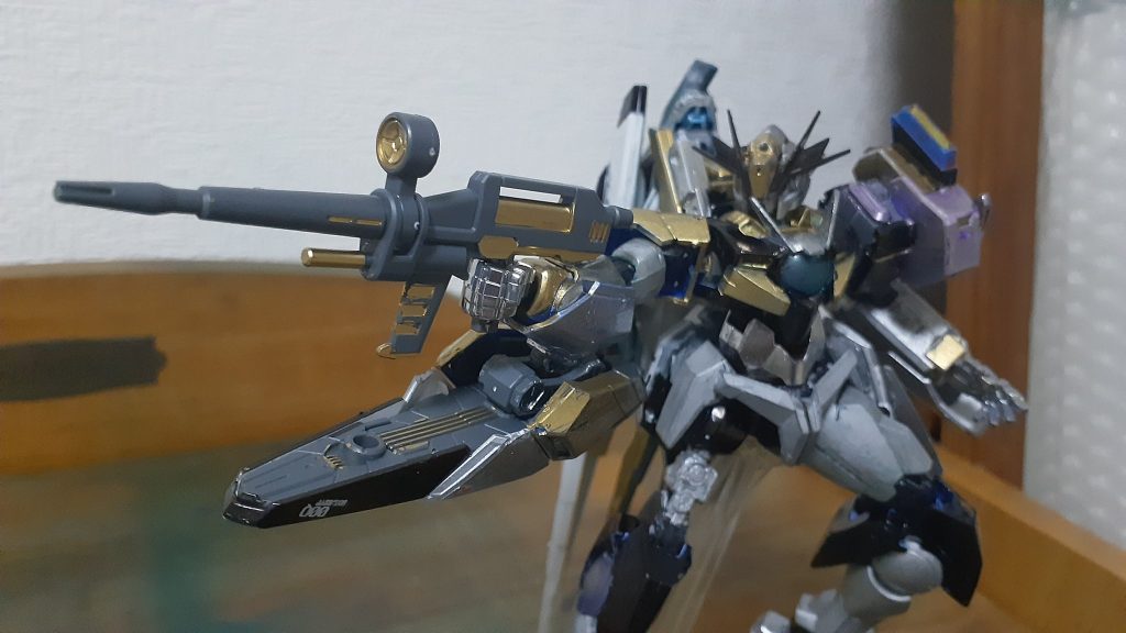 メイン武装:GN擬似ビームライフル 初代のビームライフルを現代版に改良した武器。