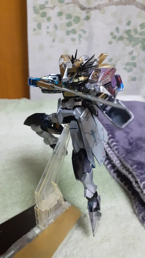 右腕の後ろに付いていた大型シールド、バインダーを外し、軽量化した事で、立ち回り等がしやすくなった。 この場合の時のメイン武装はGNソードⅣ。