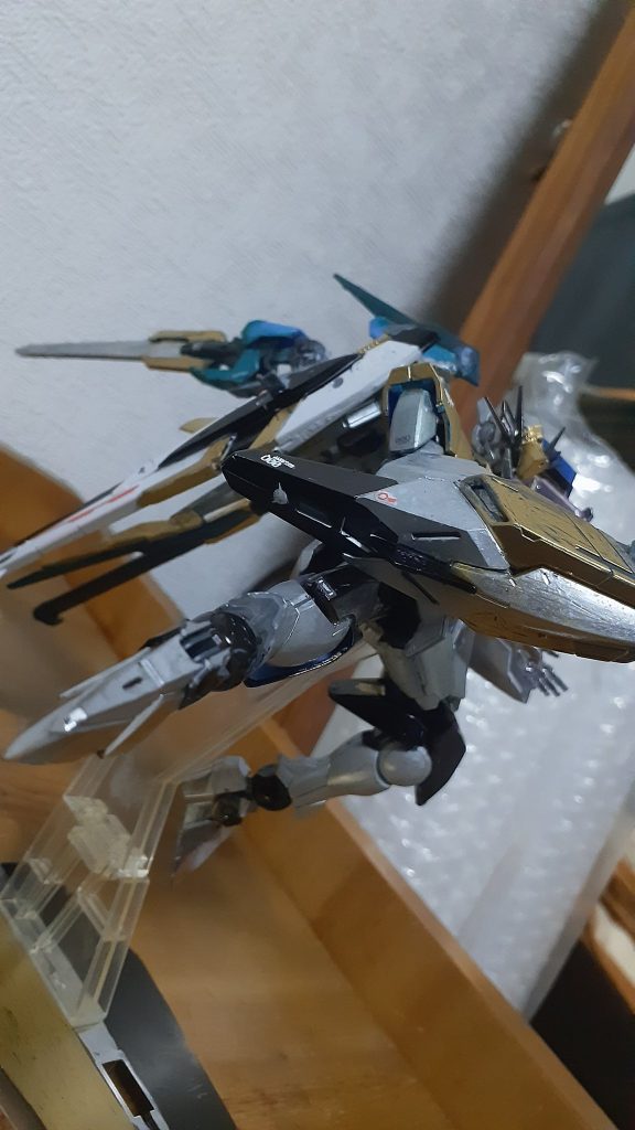 爪先が刃になっており、爪先で突いたり、斬りあげたり出来る為、武器が弾切れや、破損してしまったとしても、大して問題なく戦える。