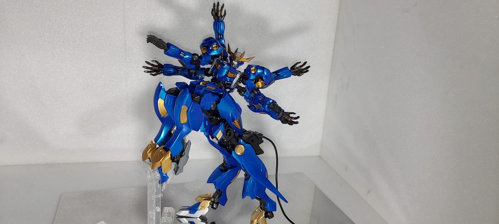 やっぱり跳ね馬ポーズ　ヾ(＾v＾)k足裏に磁石を入れてますが上半身の重量で関節の保持力が足りず支えが無いと無理でした(T-T)