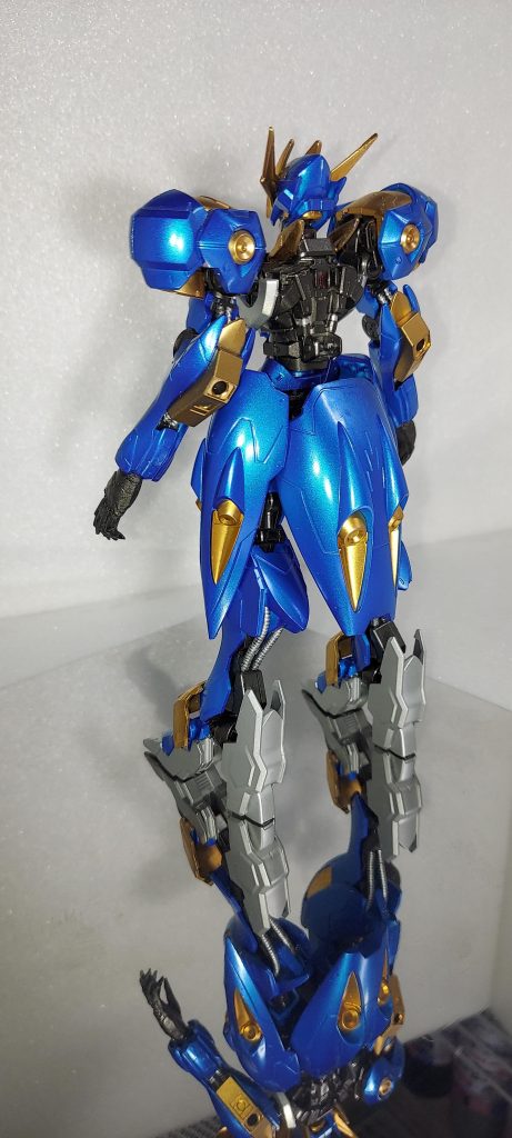 背中はアストレイのジョイントで武装を交換出来ます。