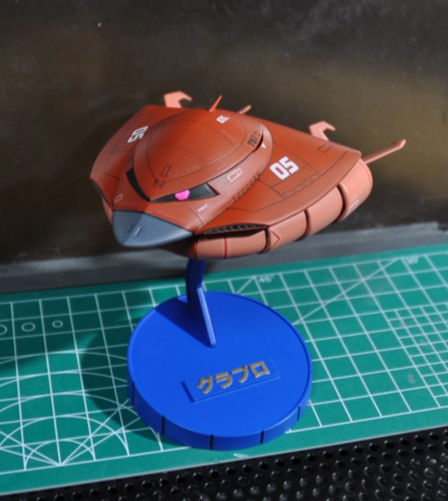 今回は年末近くで時間もそんなになかったのでサクッと作ってみたので、割と細かいところは雑です(笑)このグラブロ、良いキットなのですが、どうも旧キットな事を差し引いてもモールドが甘い感じがしますね一回彫り直しておかないとスミ入れがキツいです。テプラデカールで自由に白デカール作れるようになったので、白いマーキングにもビビらずに済むようになりました