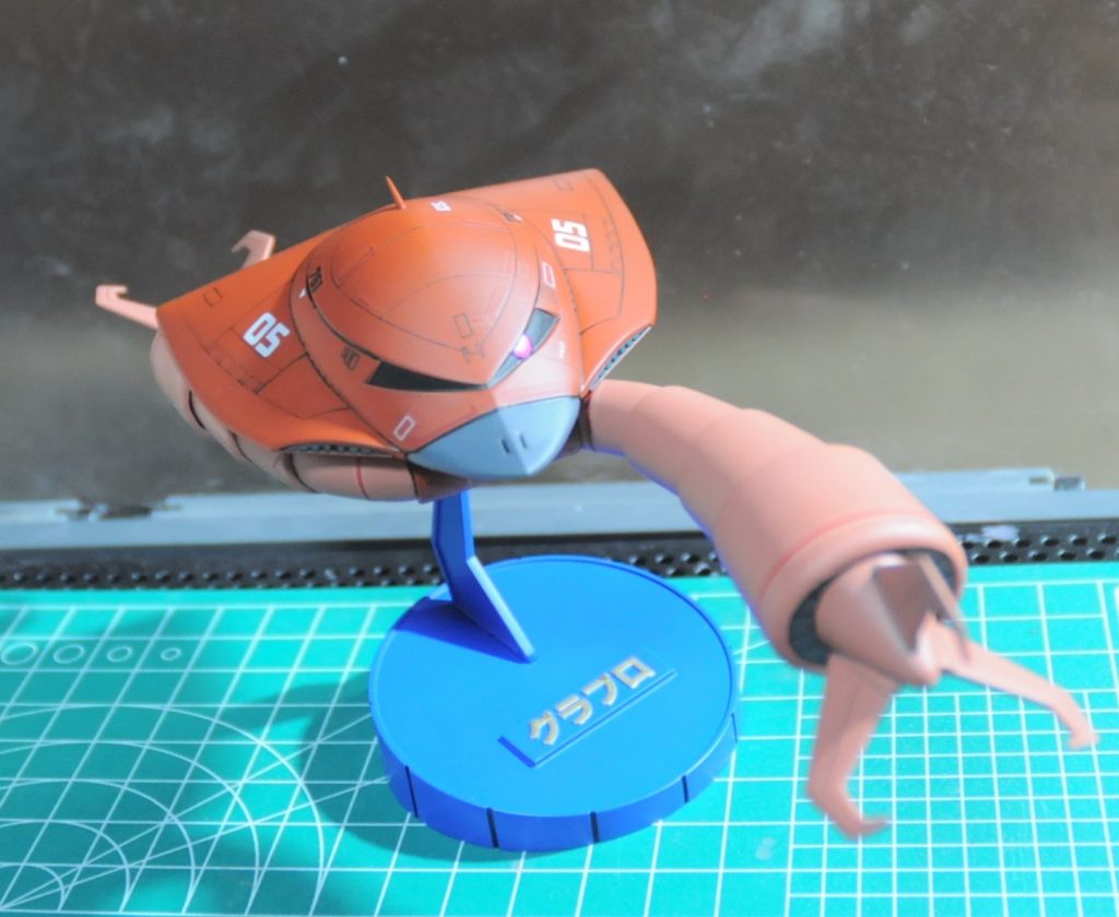 茶色:ガイアノーツオキサイドレッドサーフェイサの上にガイアカラー ナチュラルブラウン腕:同オキサイドレッドの上にダグラムカラー デザートオレンジクチバシ:クラッシャージョーカラー ダークグレーエンジン他グレー:ダグラムカラー グレーグリーン腕は旧キットお約束のはめてからひねる方式で後ハメしてますが、そのままだと(後ハメ加工関係なく)プラプラなので、基部のプラ同士の噛み合わせ部分に0.5mmプラ板を張り付けて渋みを調整しています