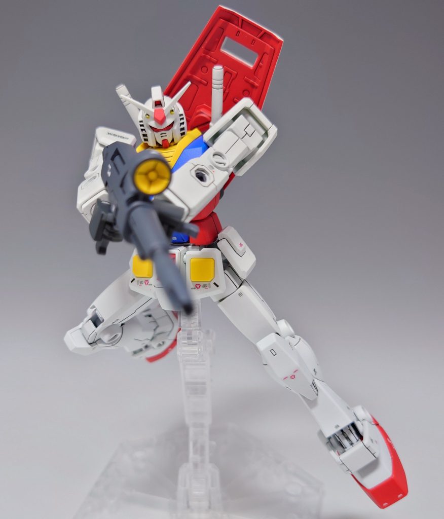 ガンダムといえばDQN砲両手持ちも難なくできる可動範囲。
