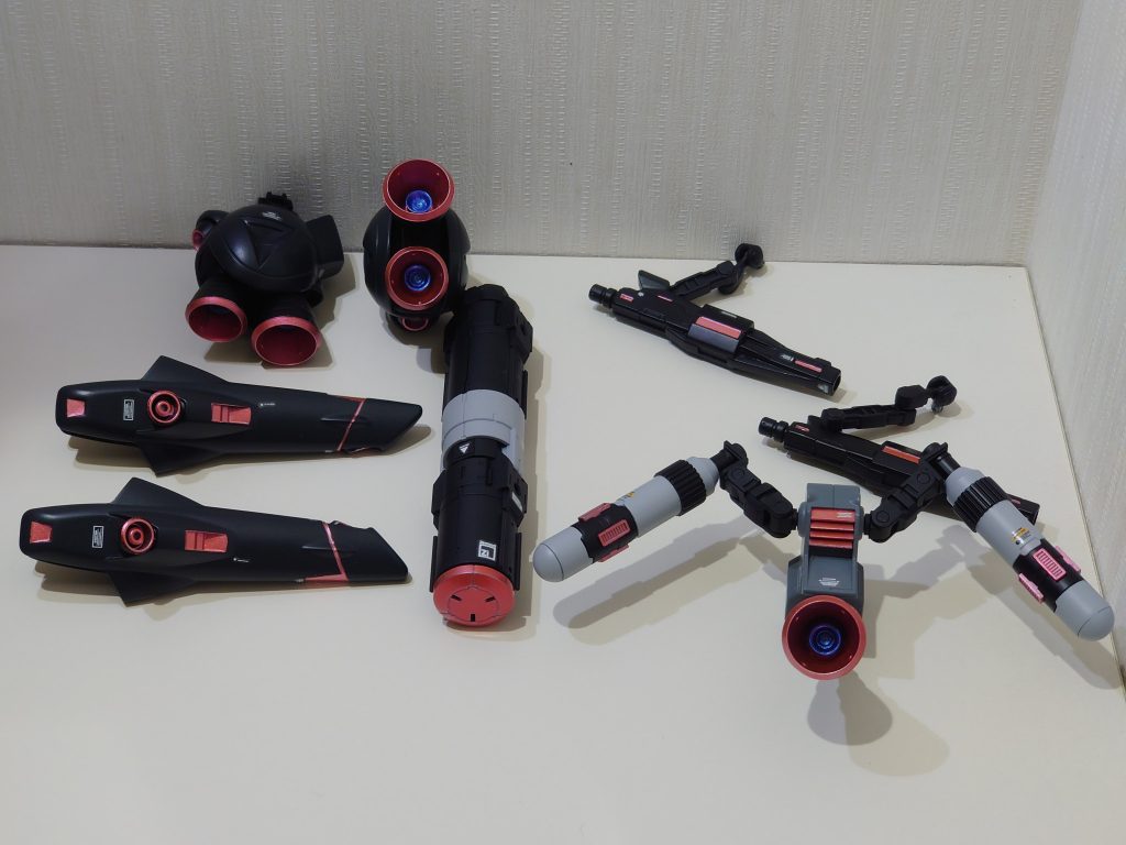 追加武装腕用の武器元のプロペラントタンク用のブースター背面のブースターと大きめのプロペラントタンクと小さいタンク